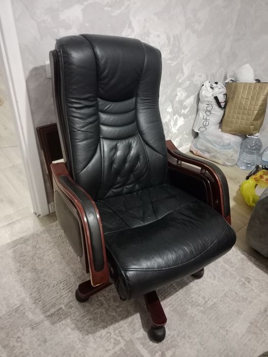 Продам кожаное кресло