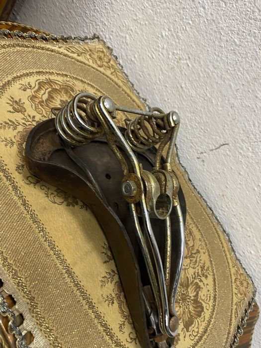 Ретро седалка от велосипед от естествена кожа