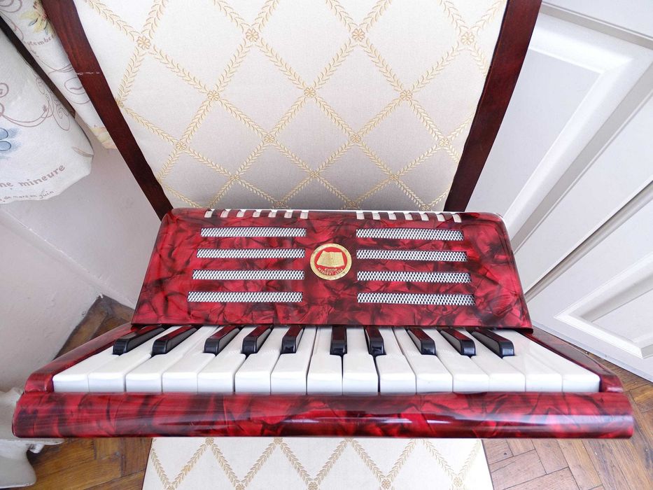 Много запазен стар акордеон Велтмайстер 12 баса