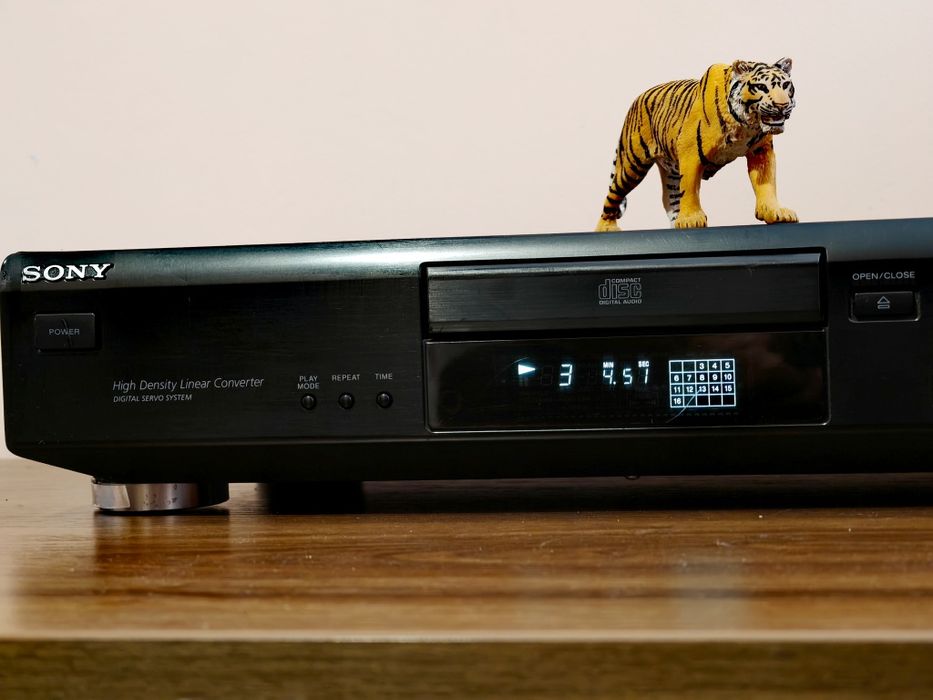 Sony CDP-XE200. Cd player. Date tehnice mari. Preț fix !
