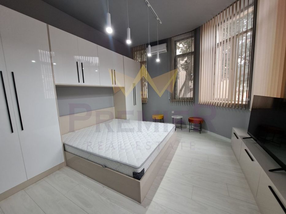 Дава се под наем Тристаен апартамент в Варна, Център - 130 кв.м за 1400 € - Снимка #2