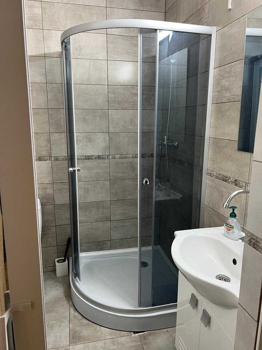 Inchiriez apartament cu o camera (mansarda)