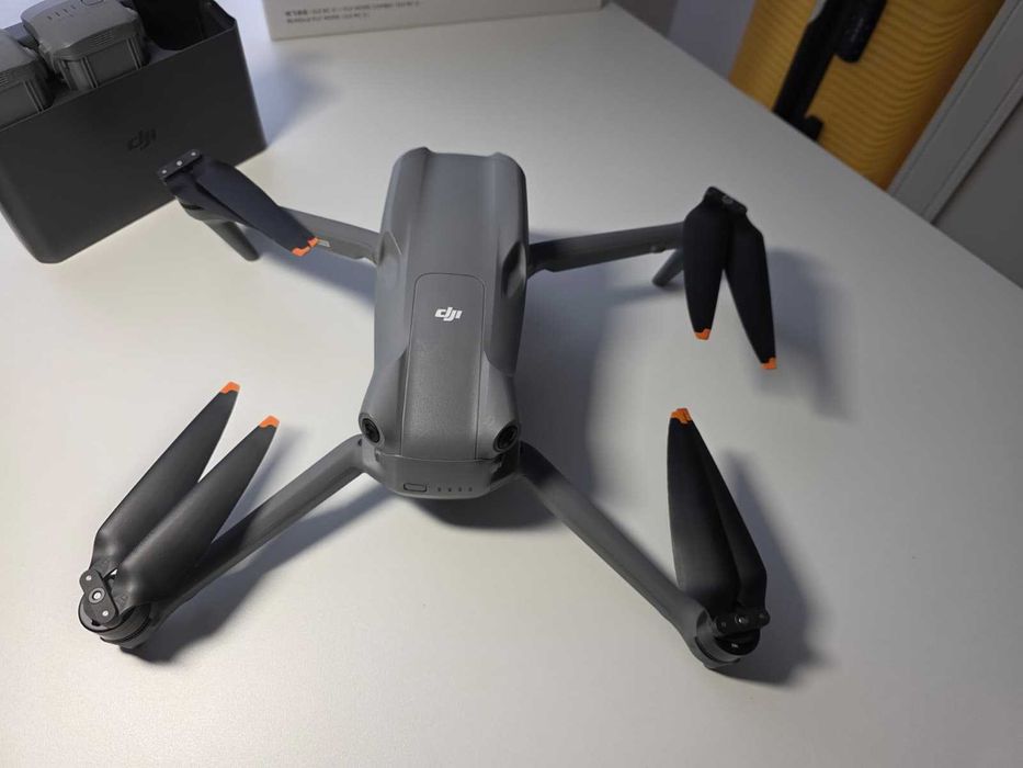 Drona DJI Air 3 Fly More Combo (RC2 controller)