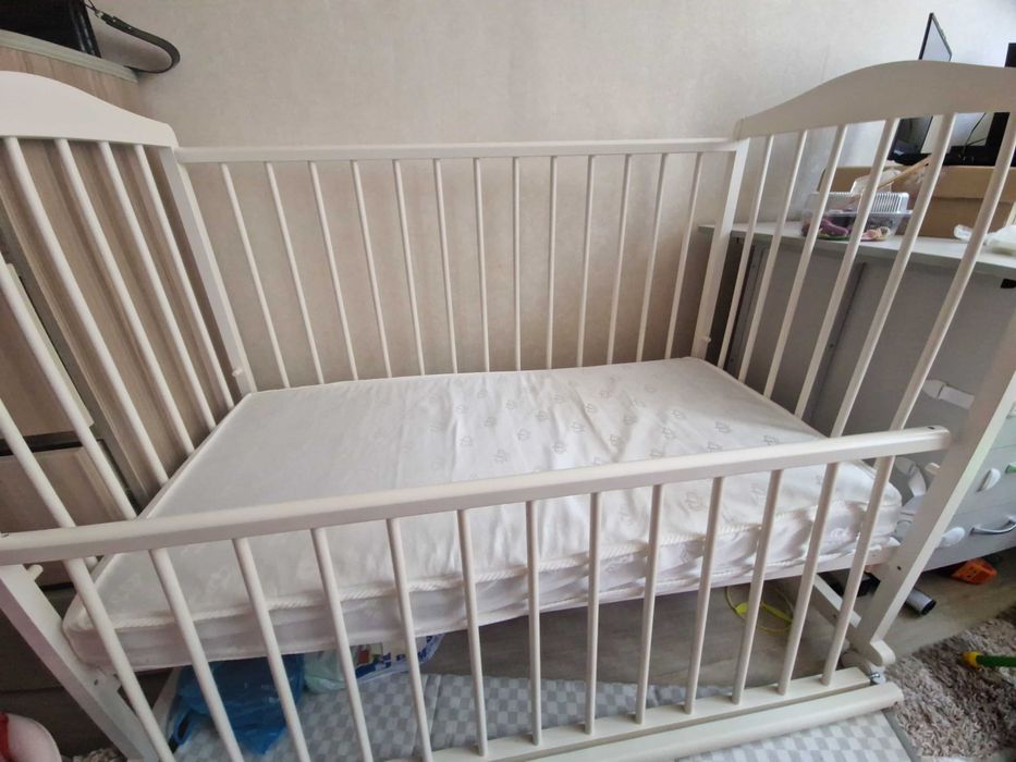 Детская кроватка, белая, с матрацем
