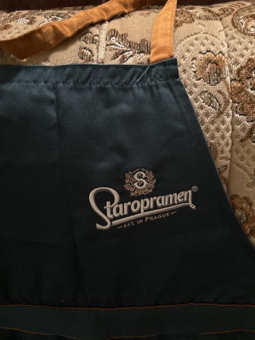 Sort barman Staropramen