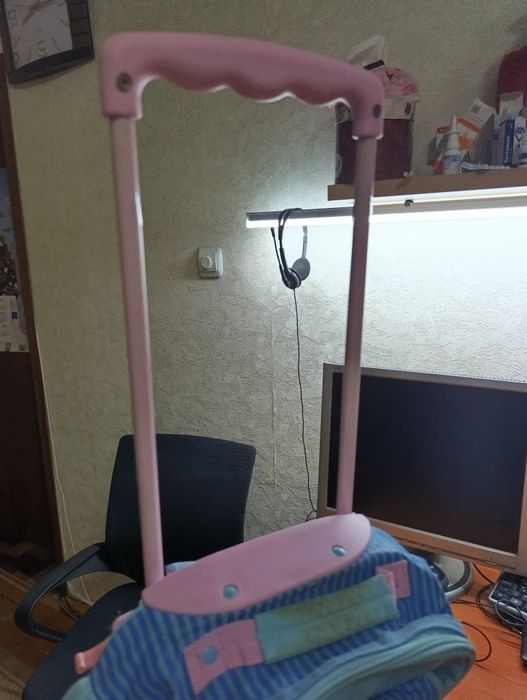 Продам рюкзак на колёсах для девочки