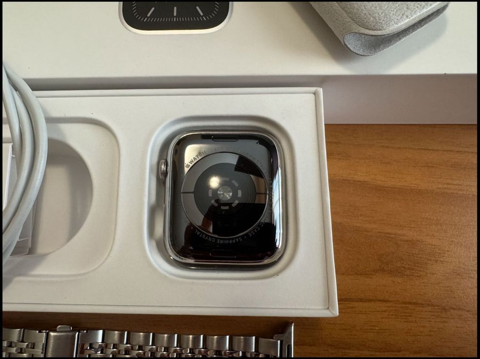 Apple Watch series 5 - LTE + GPS - 44mm. WR 50m.