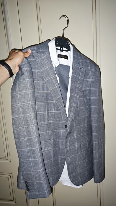 Продам костюм серого цвета