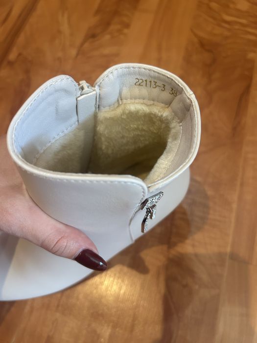 Бежови боти с квадратен ток