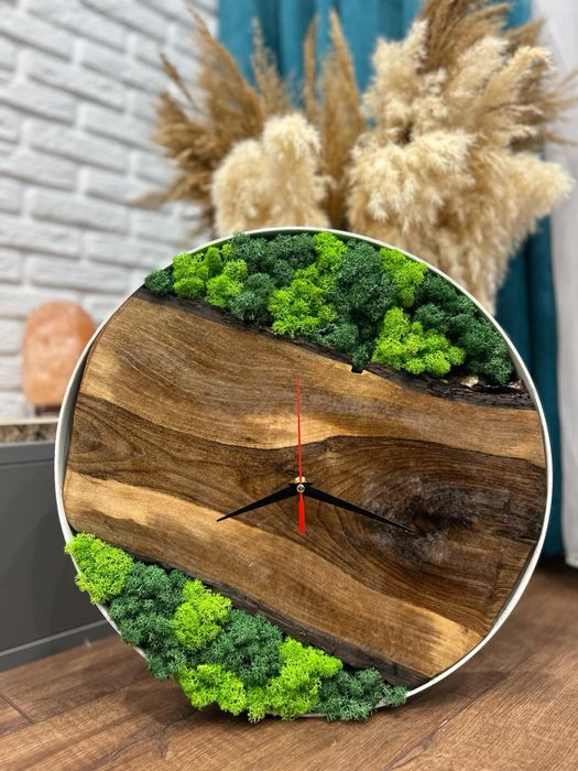 Ръчно изработен часовник от дърво и метална рамка със скандинавски мъх