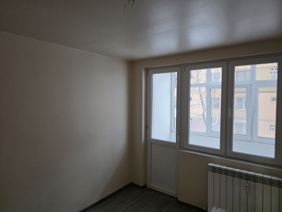 Vand apartamet 3 camere,etaj 1 ,crihala