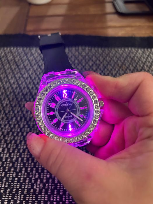 унисекс часовник променя цветовете