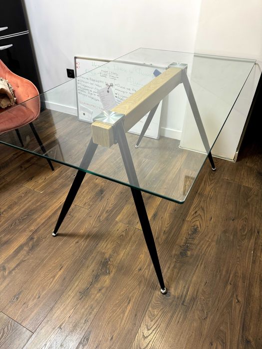 Стъклена маса с метални крака