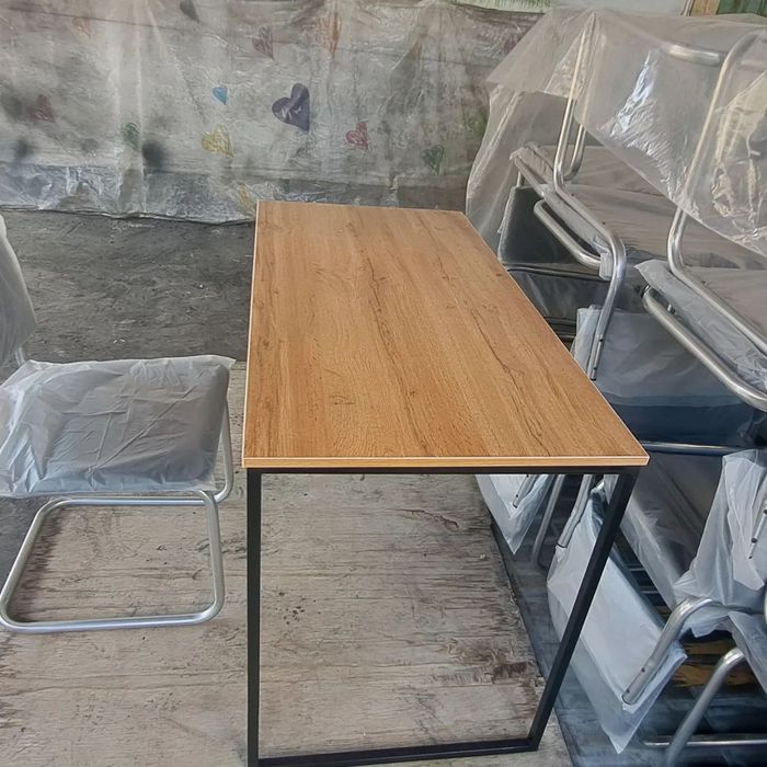 стол стул стелаж.