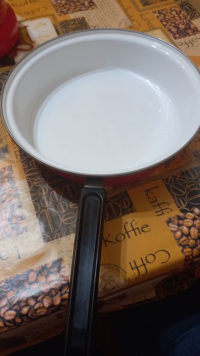 Vand ibric metalic emailat rosu cu model cu capac și tigaie emailata