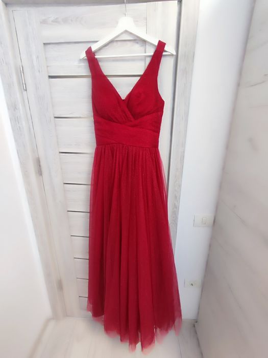 Vând rochii de ocazie aproape noi