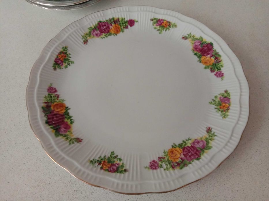 Тарелки и блюдо фарфор