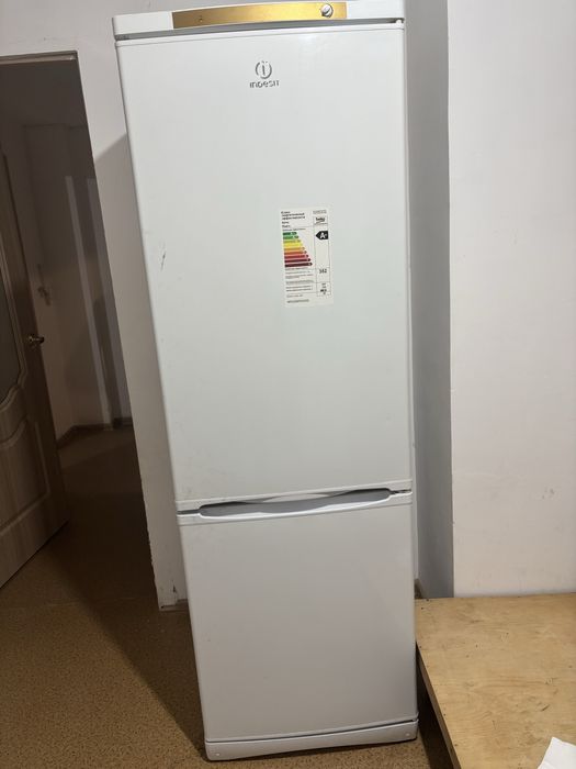 Холодильник indesit