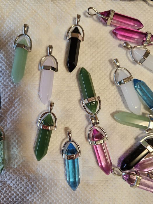 Vând set de 10 pandantive colorate