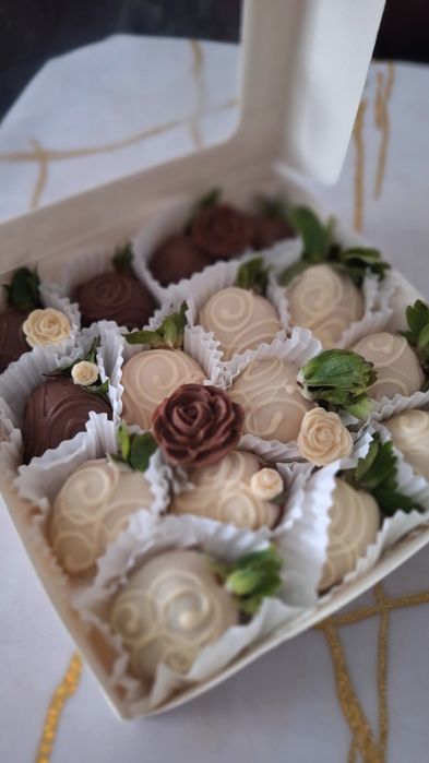 Клубника банан финики в шоколаде