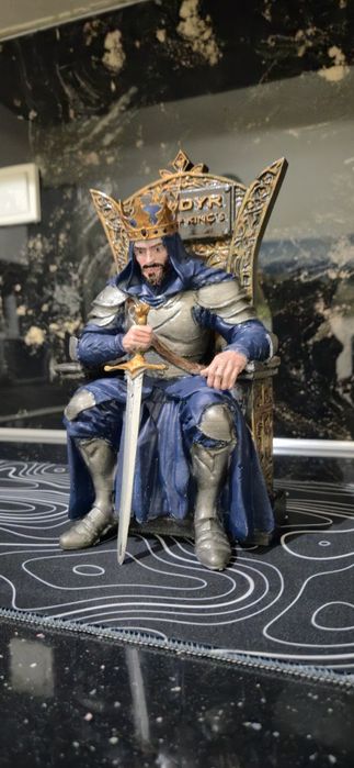 Figurina rege pe tron