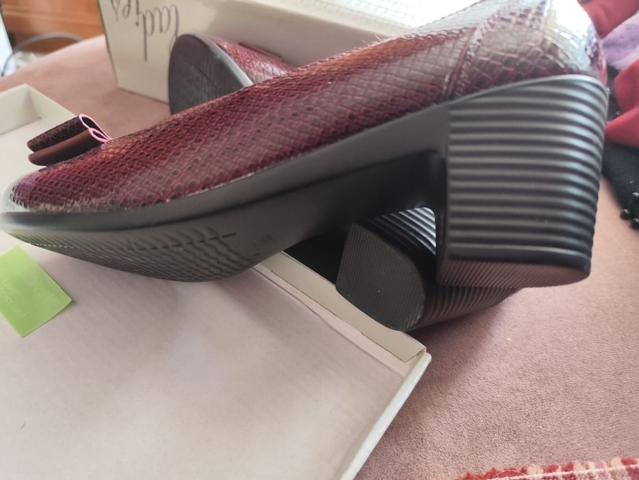 Дамски обувки във вишнав цвят пролетни