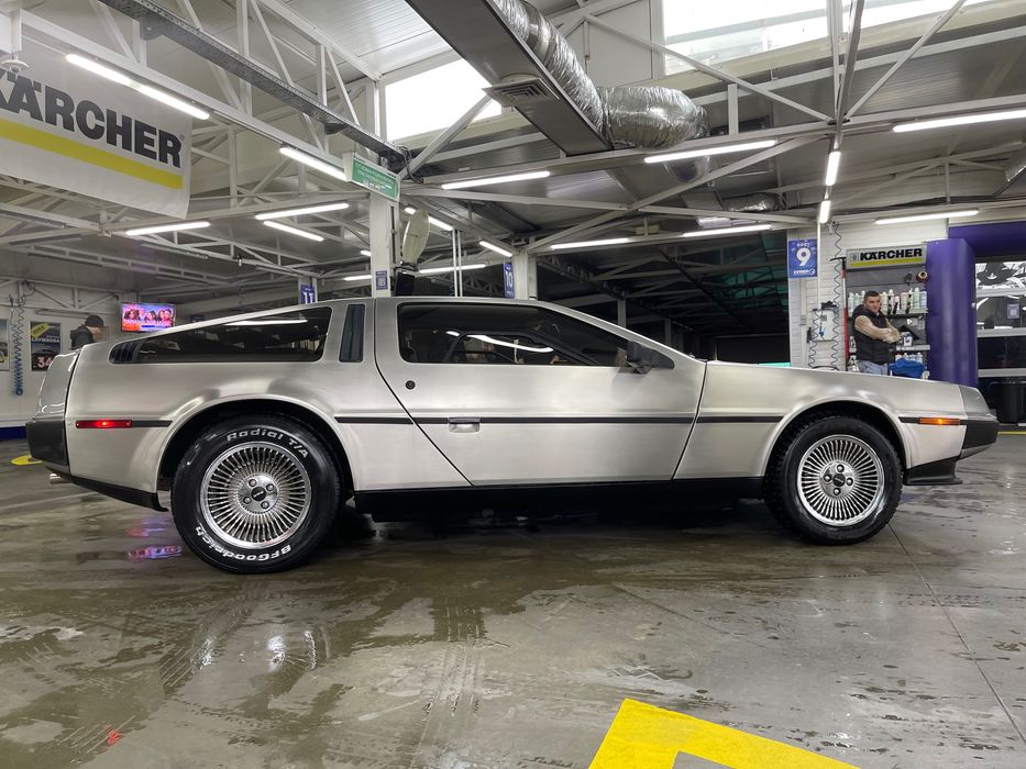DMC 12 Delorean ретро