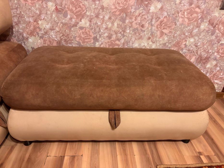 Диван с пуфиком