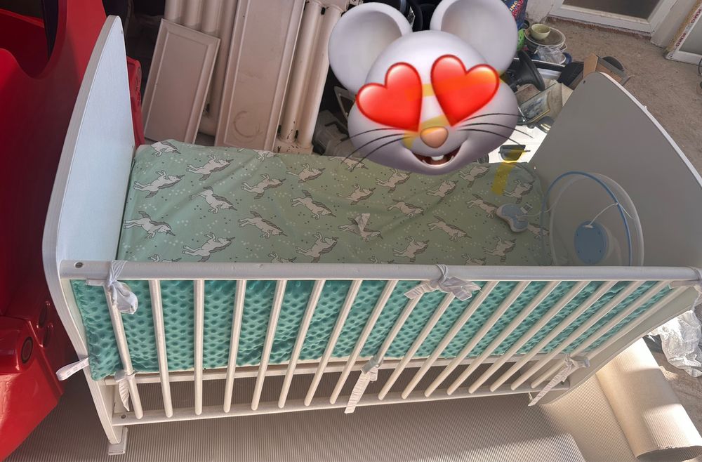 Patut din lemn pentru bebelusi.