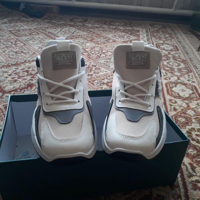 Кроссовки новые. Размер 42. Бағасы 7000