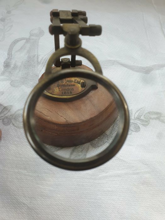 Бронзова лупа с ретро дизайн