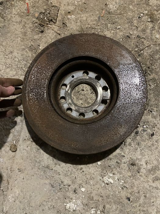 Продавам комплект  дискове и задни апарати за Фолксваген Туран 2004