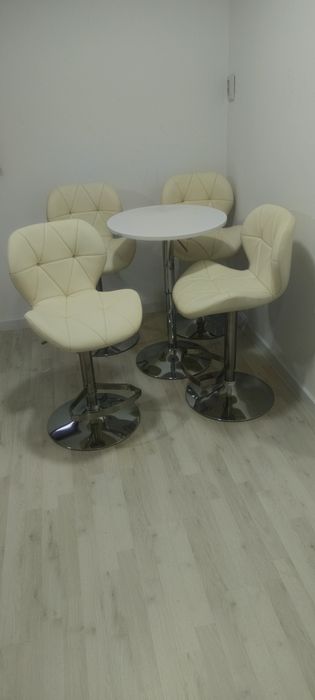 Set de 4 scaune piele naturală cu picioare pivotante și masa