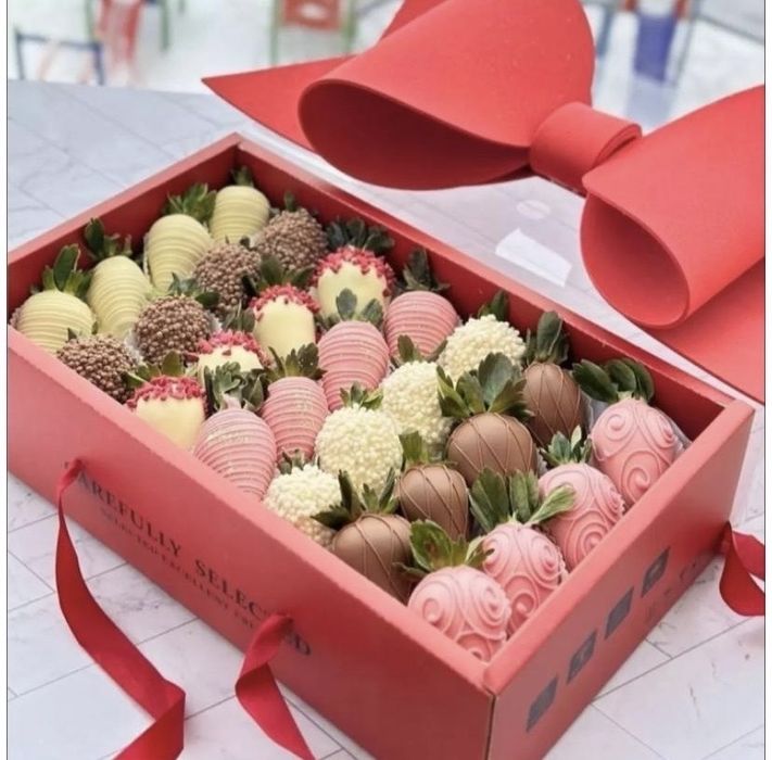 Клубника, финики в шоколаде