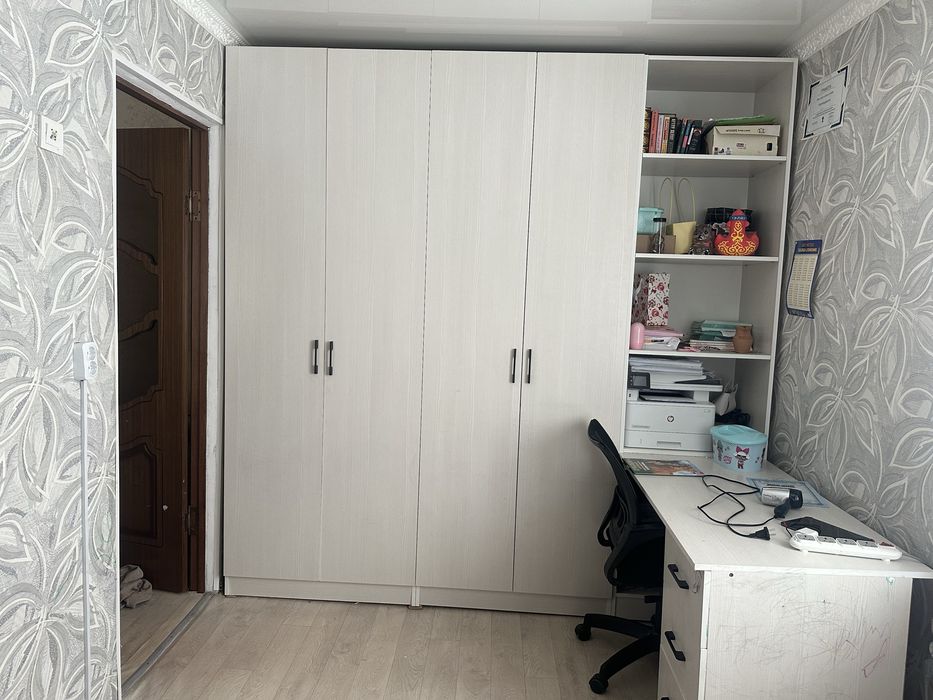 Компактный шкаф с столом