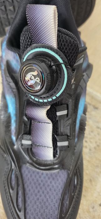 Adidasi cu role detasabile si lumini led - marime 36