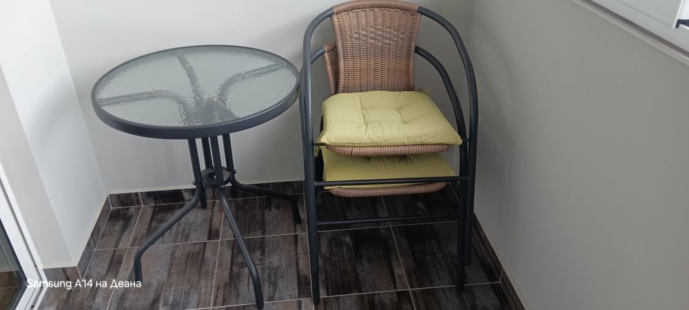 Маса с два стола на Юск