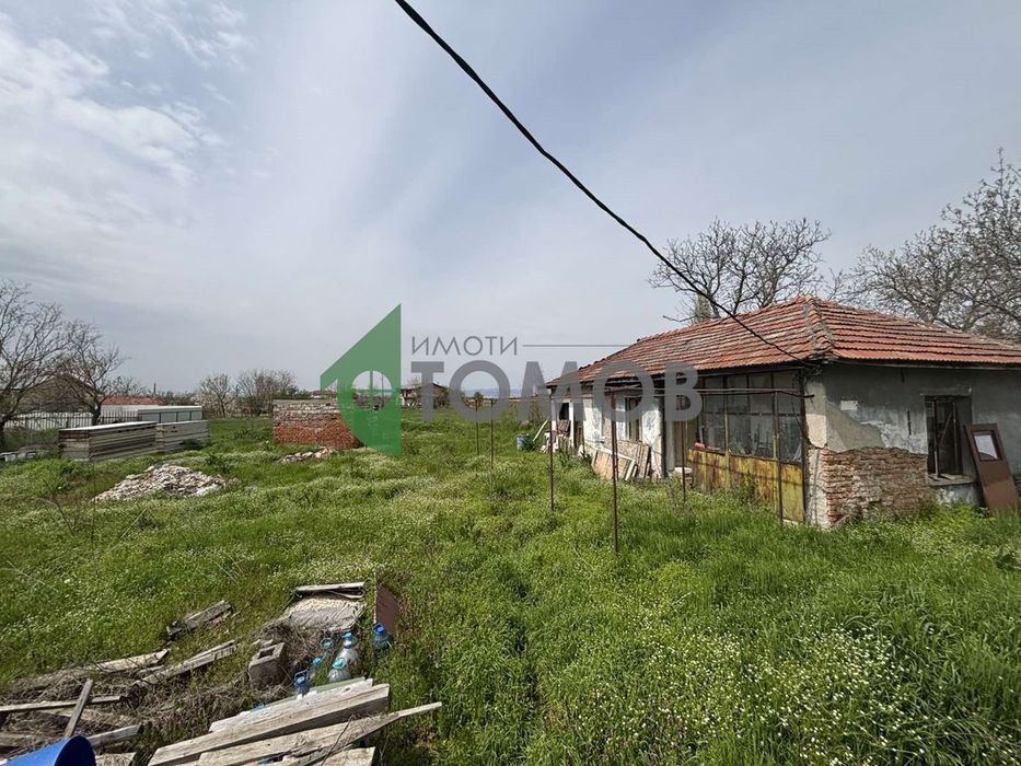 Едноетажна къща с голям парцел в село Коларово