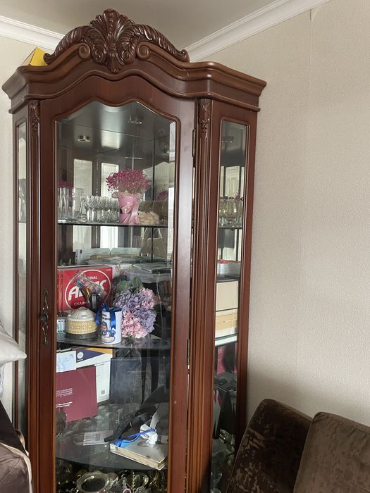 Продам угловой шкаф сервант