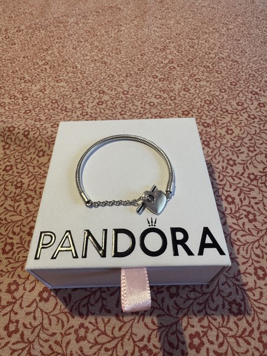 Продавам оригинална гривна “Pandora”.