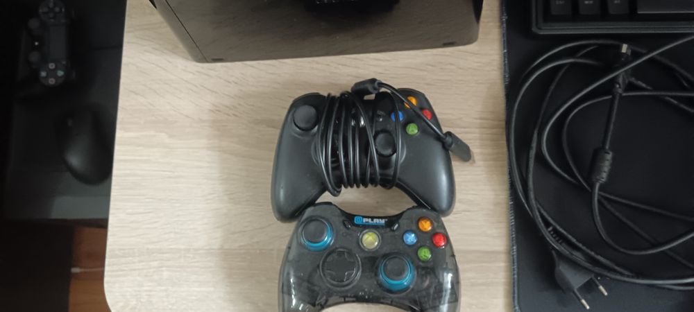 Xbox 360 slim 2 controllere și 3 jocuri
