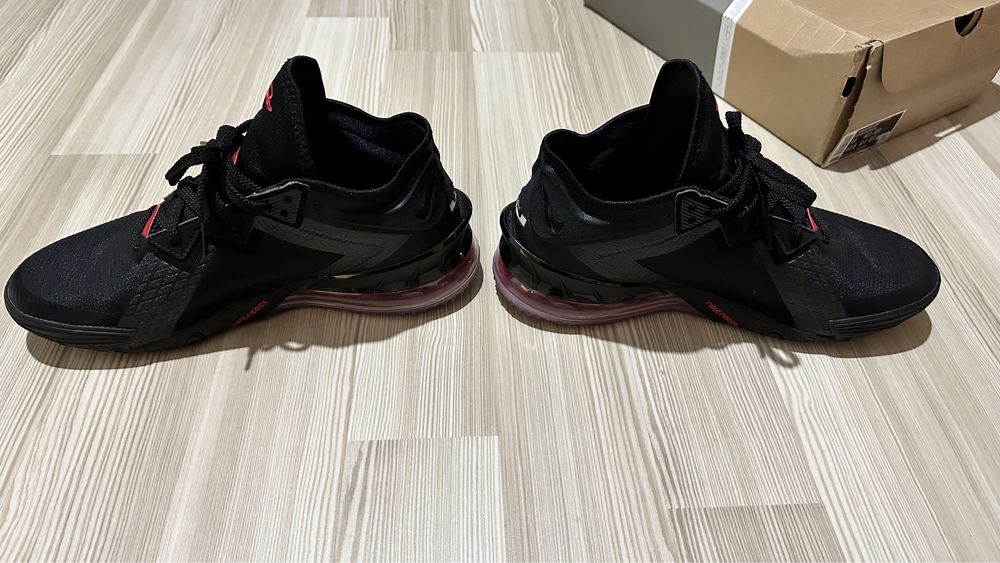Vand adidasi Nike Lebron  XVIII LOW 45 negru cu rosu.