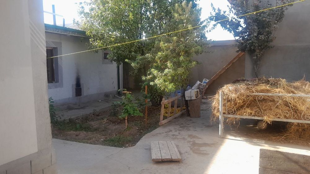 Уй сотилади мангузар постан кейин  янги кишлокда 35 мактаб олдида