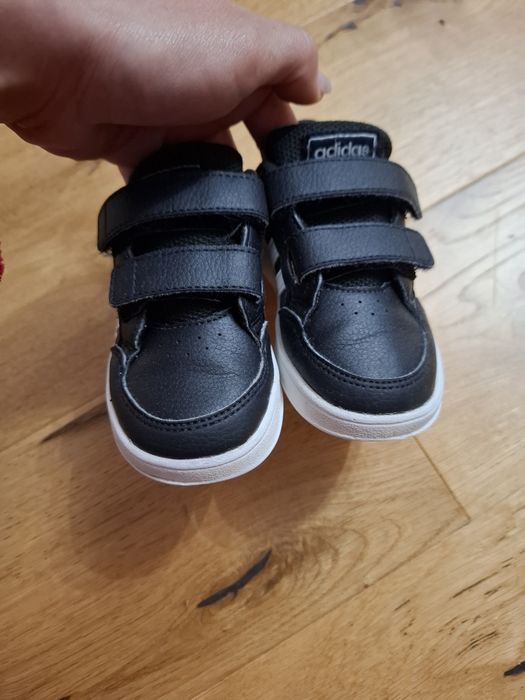 Adidasi mărime 24