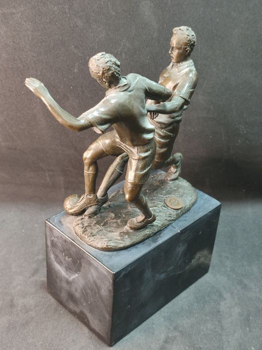 В продаже композиция "Борьба за мяч'