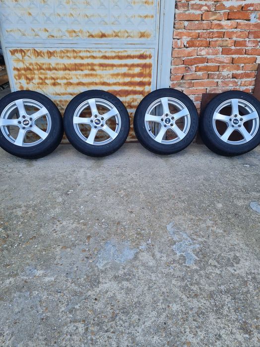 Гуми всесезонни 215/55R17 като нови на 500 км.