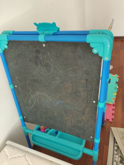 Продам мольберт с магнитиками буквы и цифры