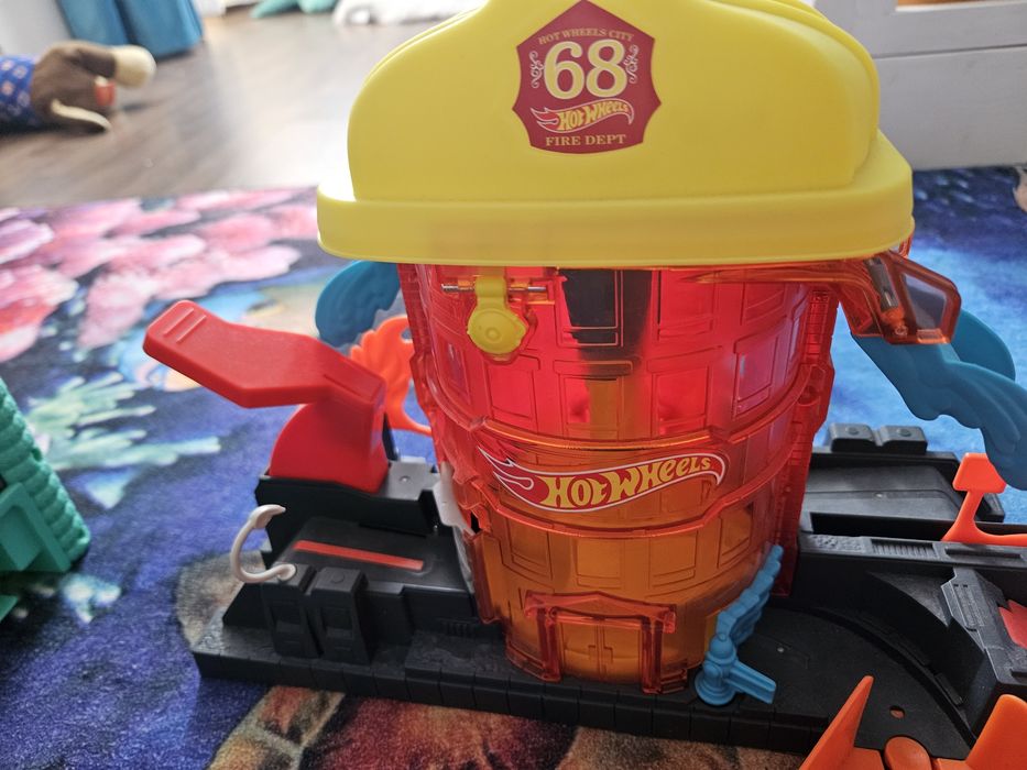 Camion, pista sI garaj Hotweels