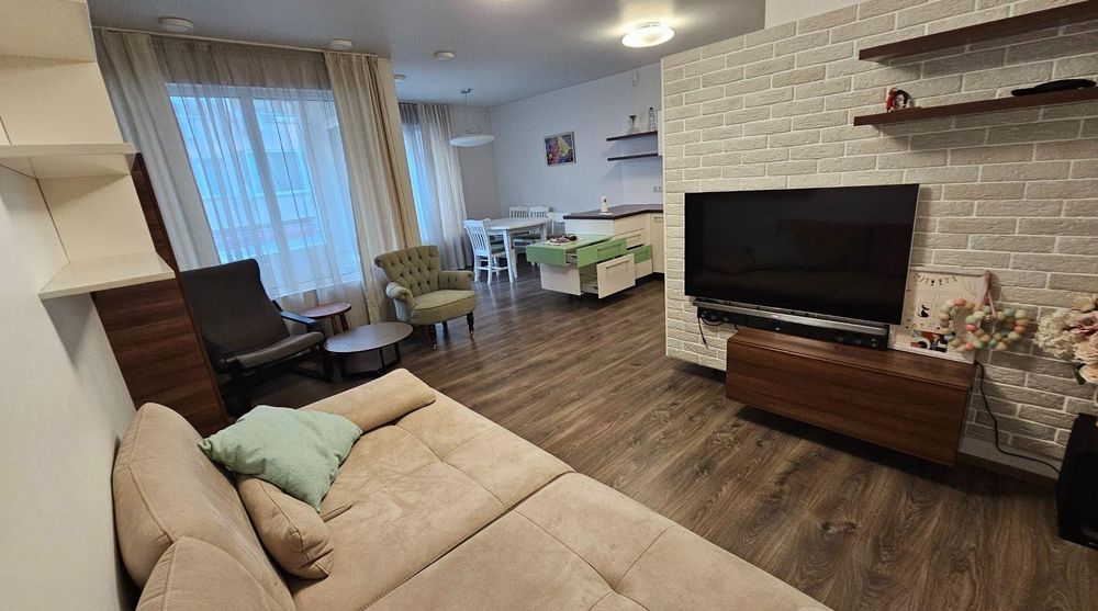 Дава се под наем Тристаен апартамент в Варна, Базар Левски - 100 кв.м за 750 € - Снимка #2