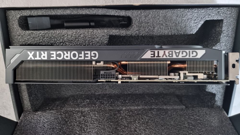 Placa video Gigabyte  RTX 5070 WINDFORCE OC SFF